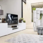 Klipsch Reference Premiere RP-500M II Bookshelf Speaker Pair with Larger 90° x 90° Hybrid Tractrix® Horn, 1” Tweeter, 5.25” Cerametallic Woofers for Room-Filling Home Theater Sound in Walnut - Imagem 5